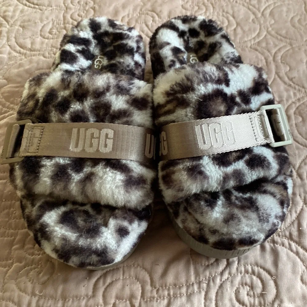 UGG Slippers - Picture 1 of 7